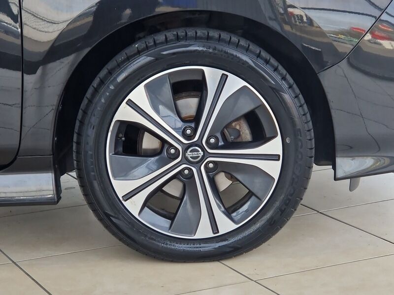 More views of Nissan Leaf