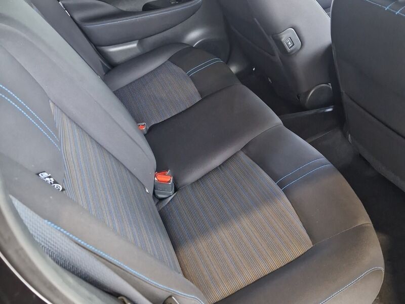 More views of Nissan Leaf