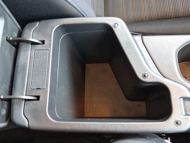 More views of Nissan Leaf