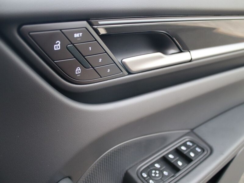 More views of Porsche Macan