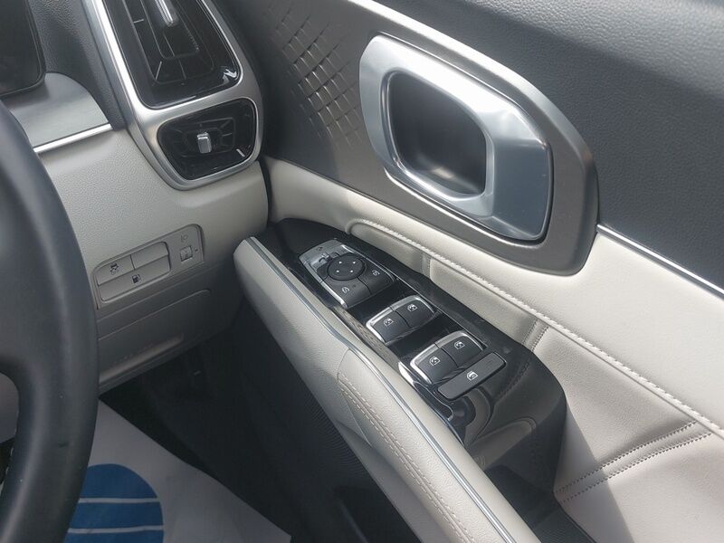 More views of Kia Sorento