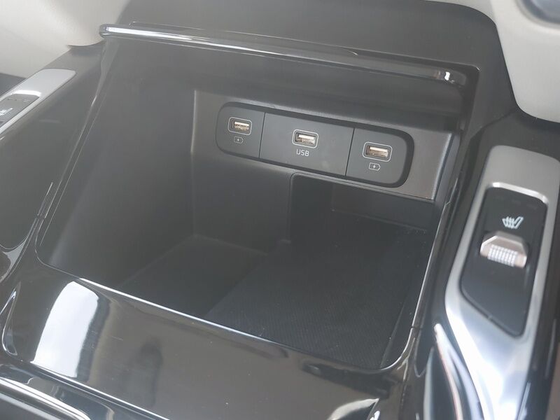 More views of Kia Sorento
