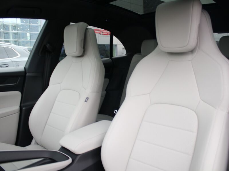 More views of Porsche Macan