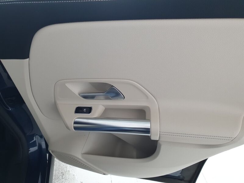 More views of Mercedes-Benz GLA
