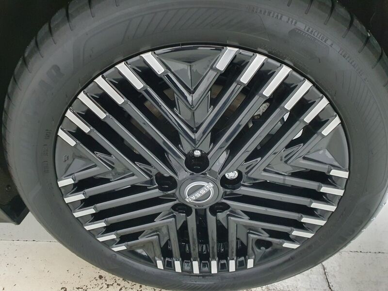More views of Nissan Leaf