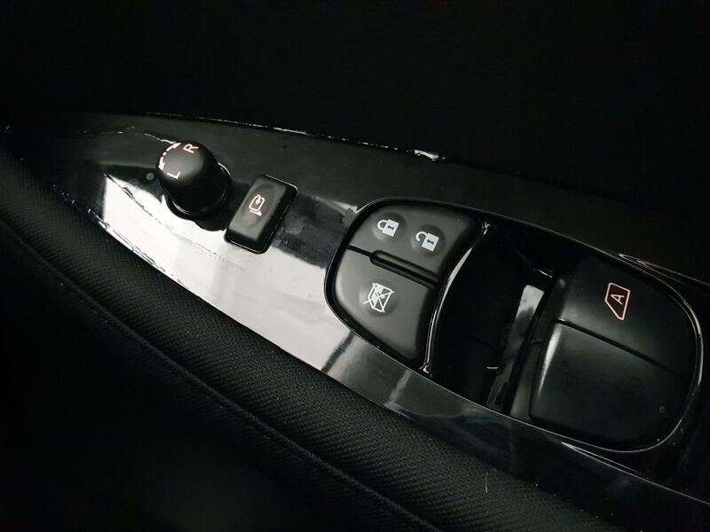 More views of Nissan Leaf