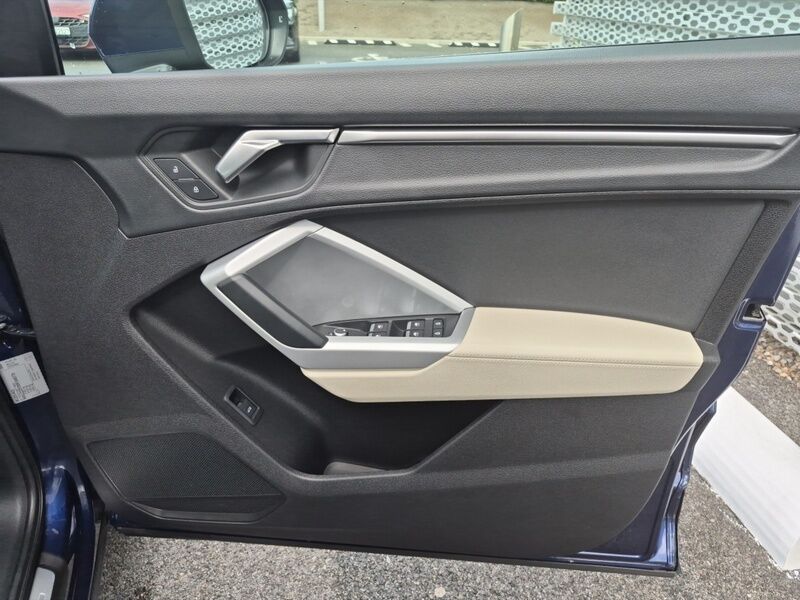 More views of Audi Q3