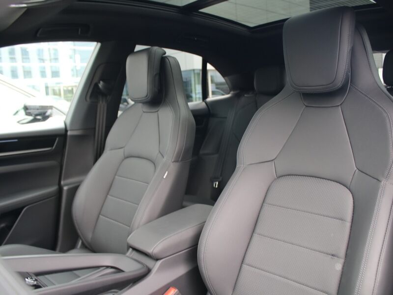 More views of Porsche Macan