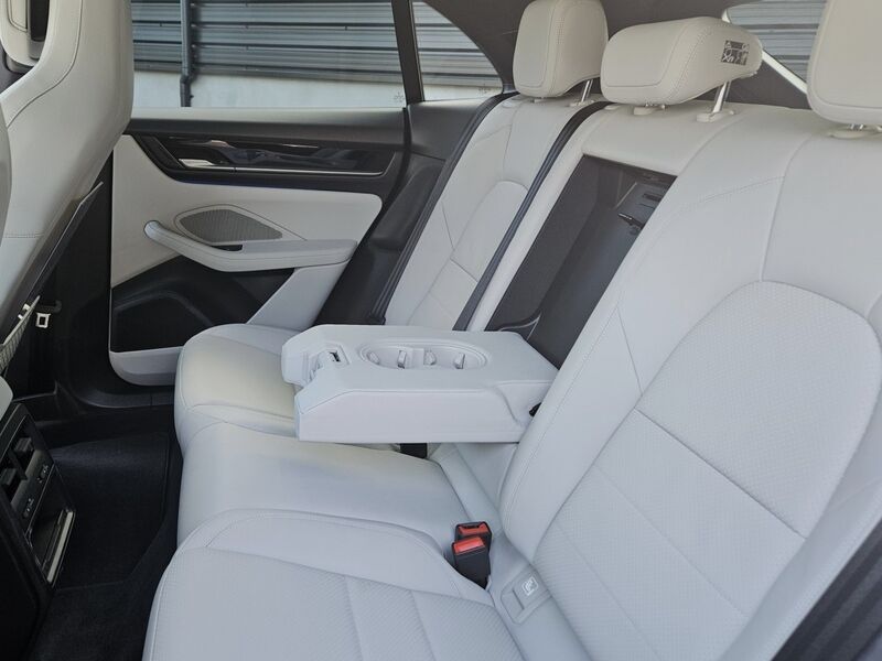 More views of Porsche Macan
