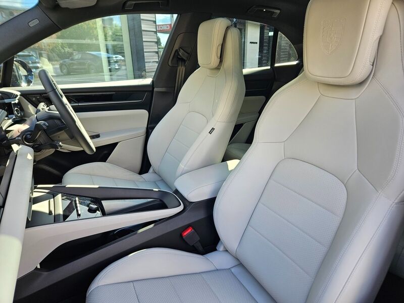 More views of Porsche Macan