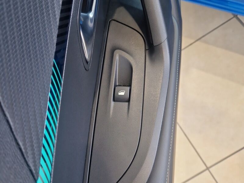 More views of Peugeot 2008