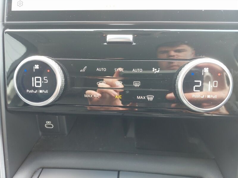 More views of Land Rover Discovery