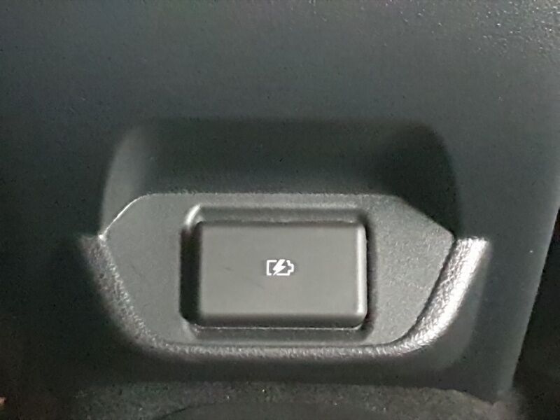 More views of Nissan Leaf