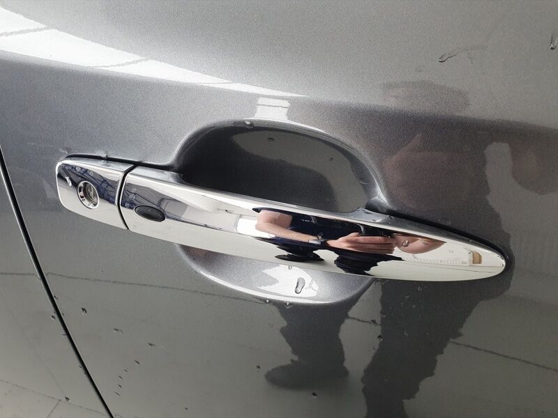 More views of Nissan Leaf