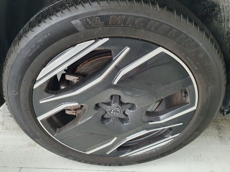 More views of Peugeot 5008