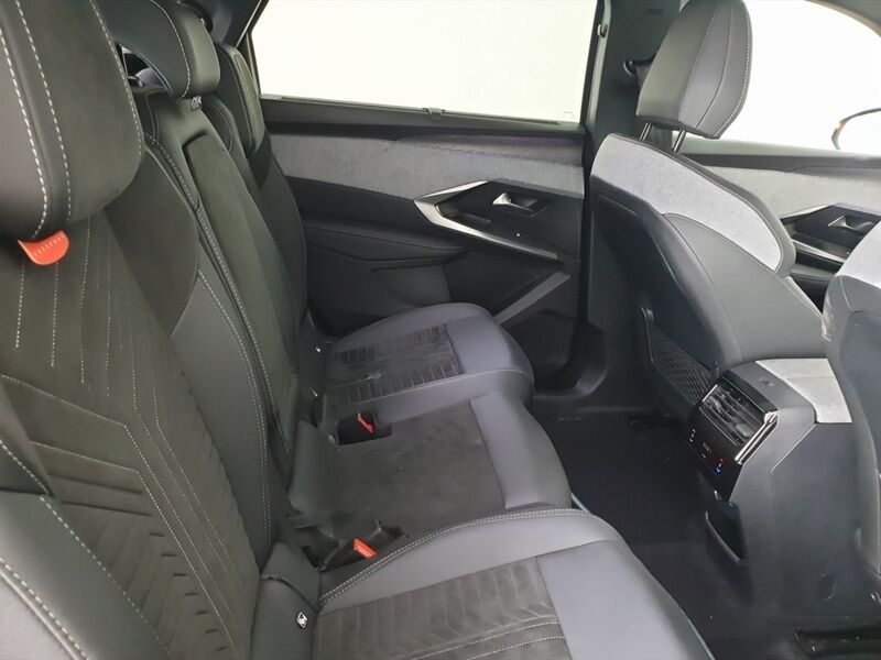 More views of Peugeot 5008