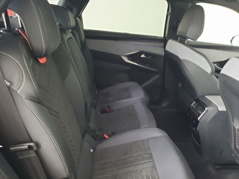 More views of Peugeot 5008