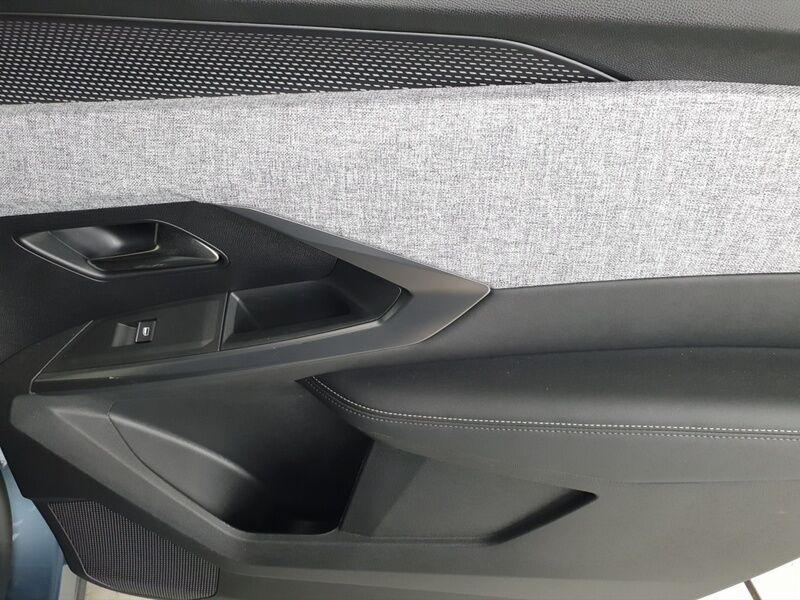 More views of Peugeot 5008