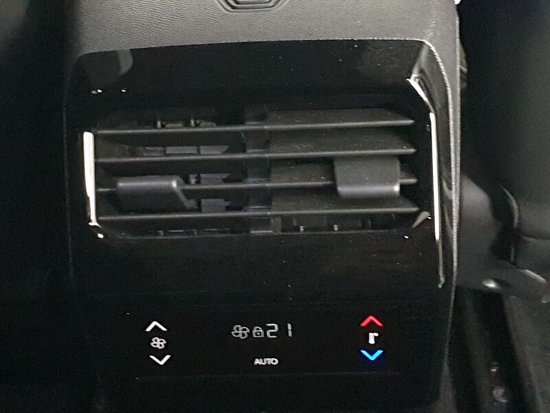 More views of Peugeot 5008