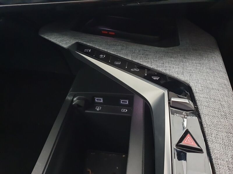More views of Peugeot 5008