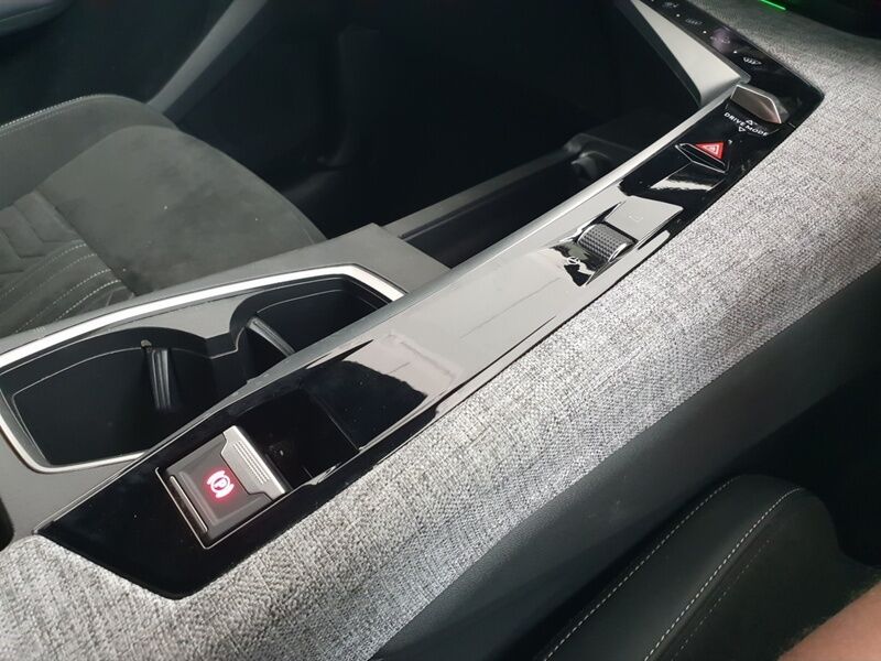 More views of Peugeot 5008