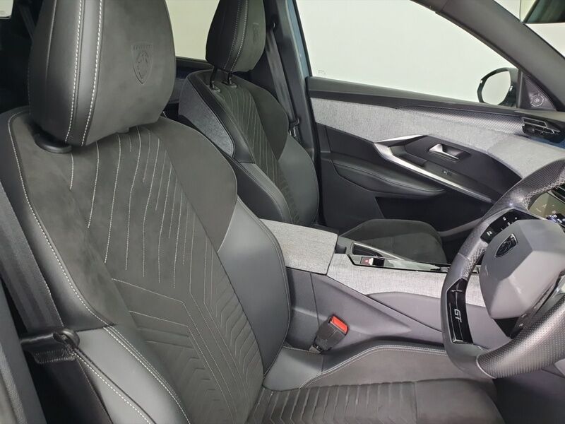 More views of Peugeot 5008