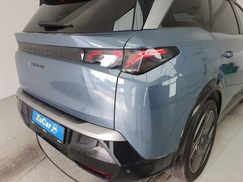 More views of Peugeot 5008