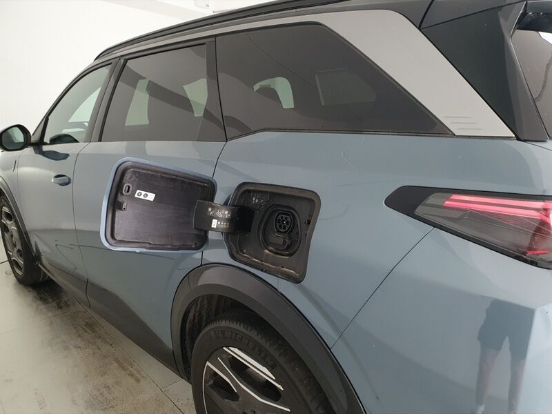More views of Peugeot 5008