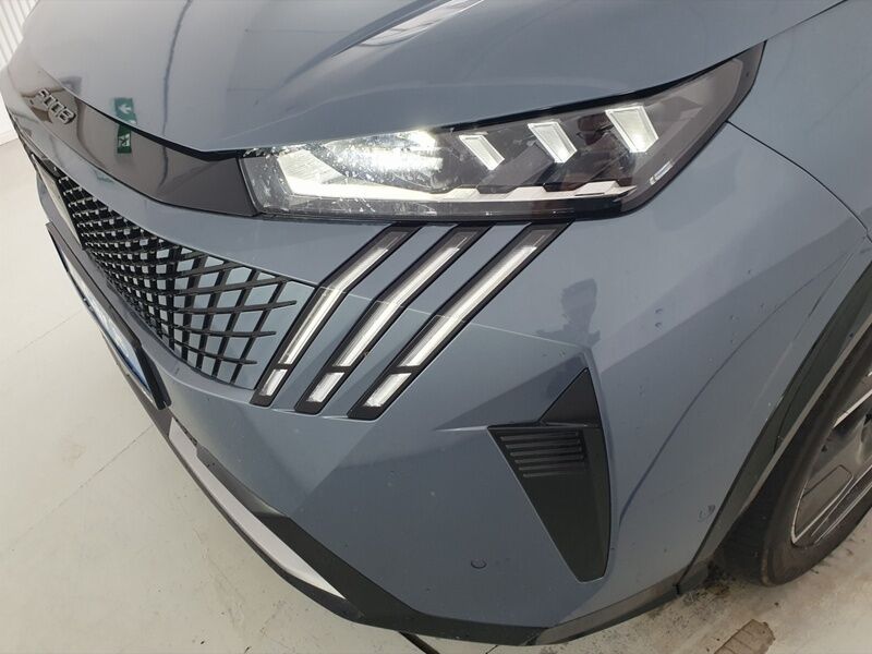 More views of Peugeot 5008