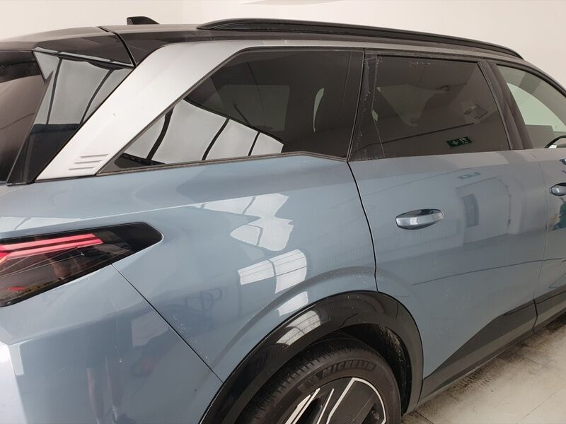 More views of Peugeot 5008