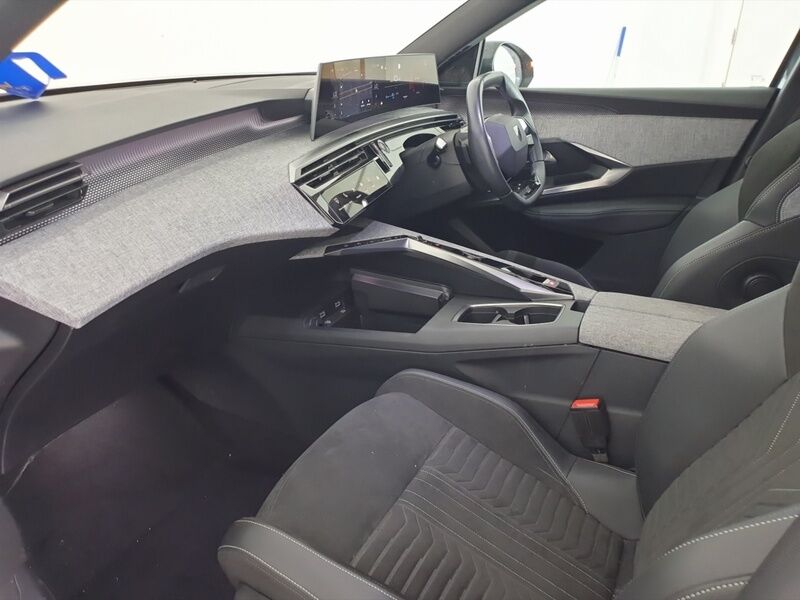 More views of Peugeot 5008