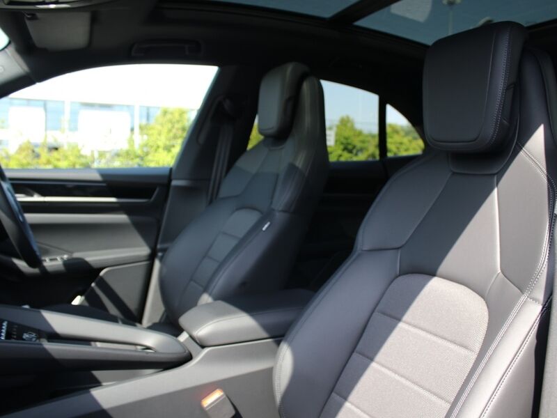 More views of Porsche Macan