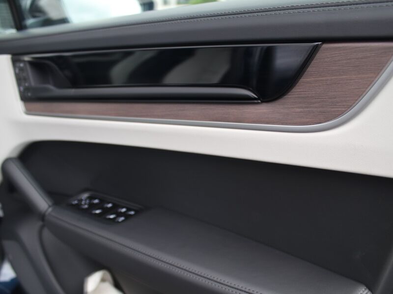 More views of Porsche Cayenne