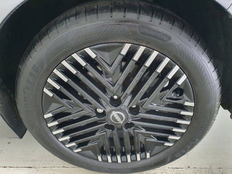 More views of Nissan Leaf