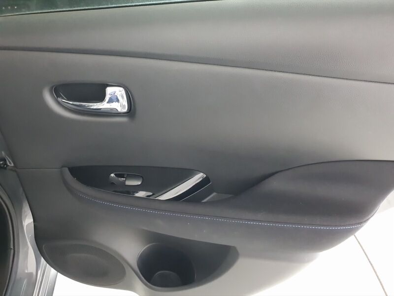 More views of Nissan Leaf