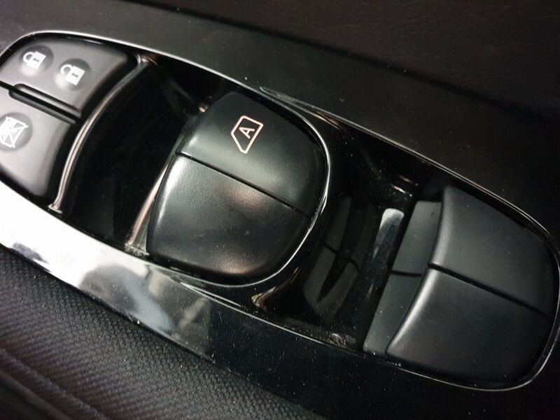 More views of Nissan Leaf