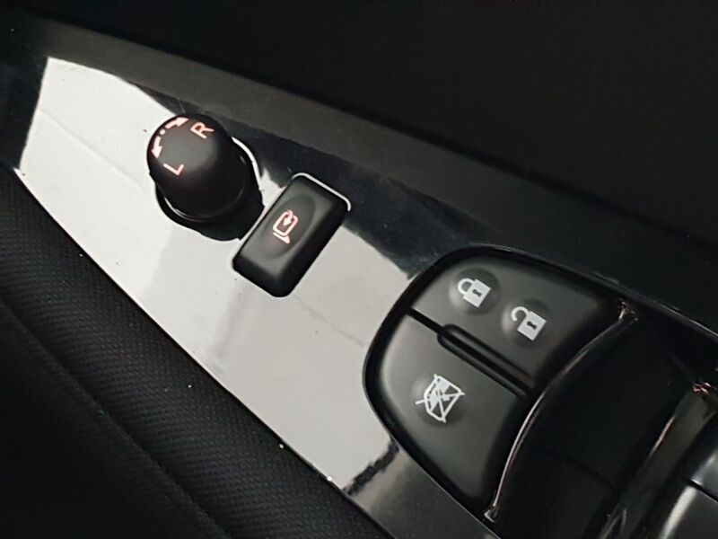 More views of Nissan Leaf