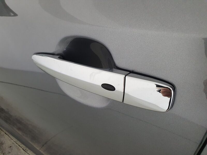 More views of Nissan Leaf