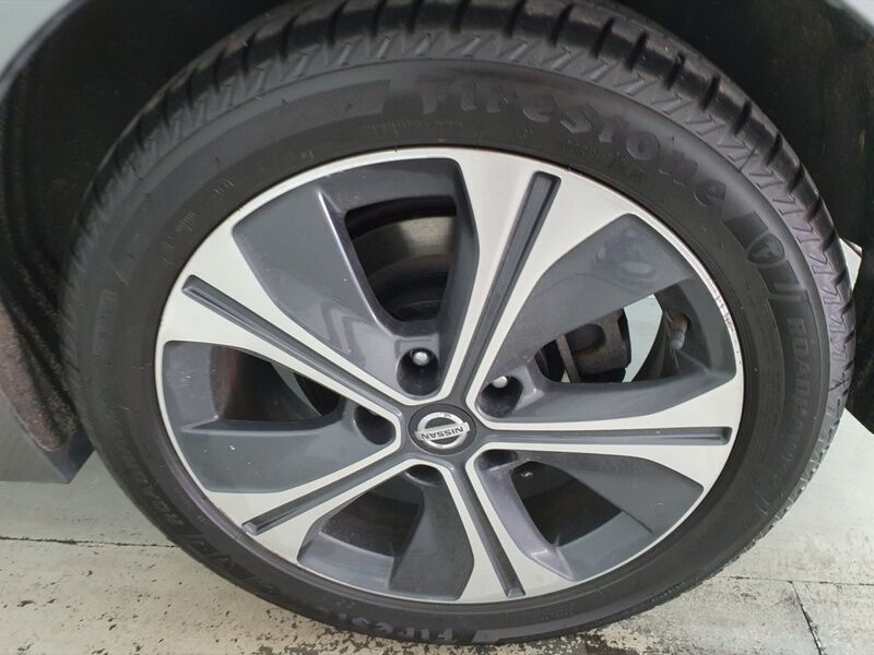 More views of Nissan Leaf