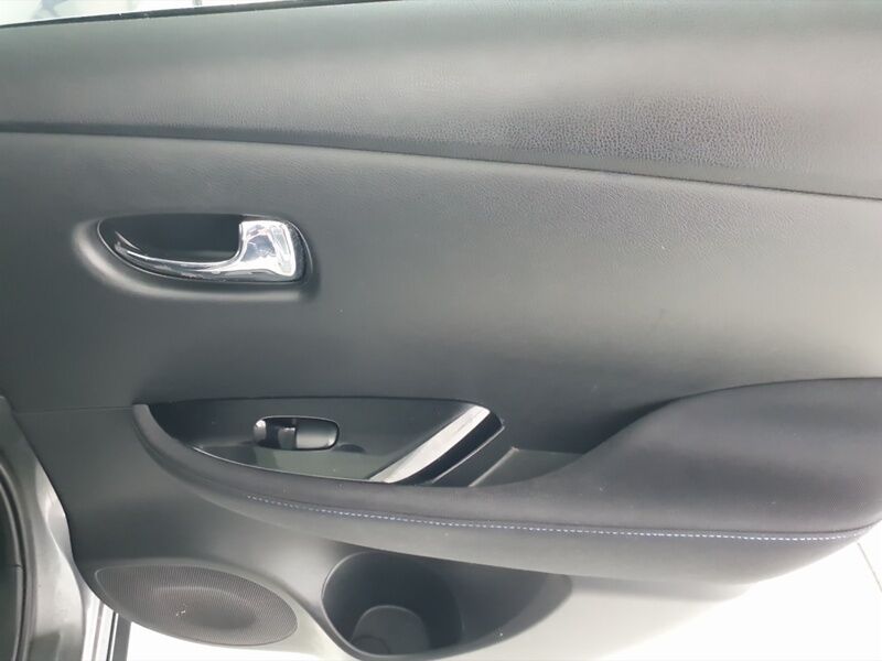 More views of Nissan Leaf