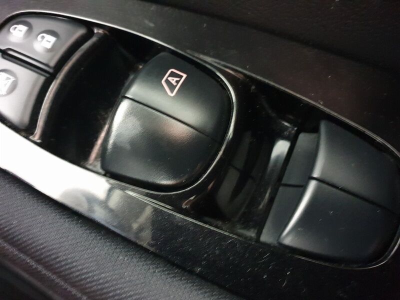 More views of Nissan Leaf