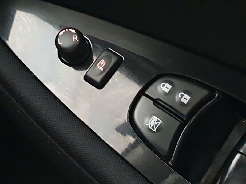 More views of Nissan Leaf