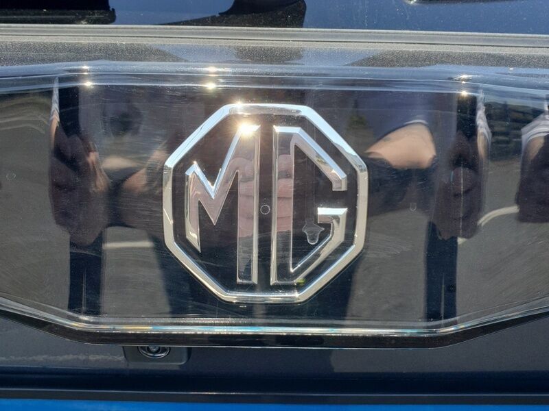 More views of MG MG4