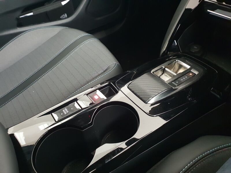 More views of Peugeot 2008