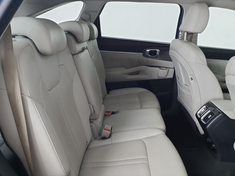More views of Kia Sorento