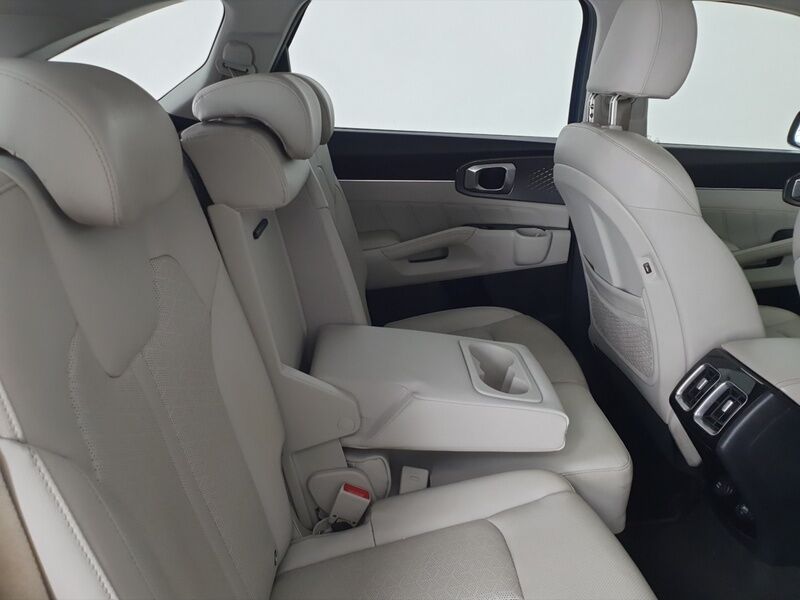 More views of Kia Sorento