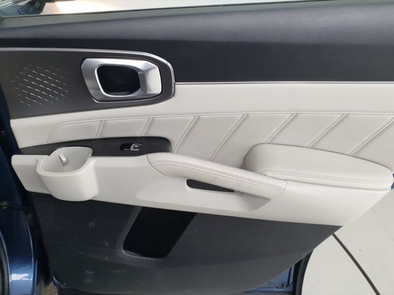 More views of Kia Sorento