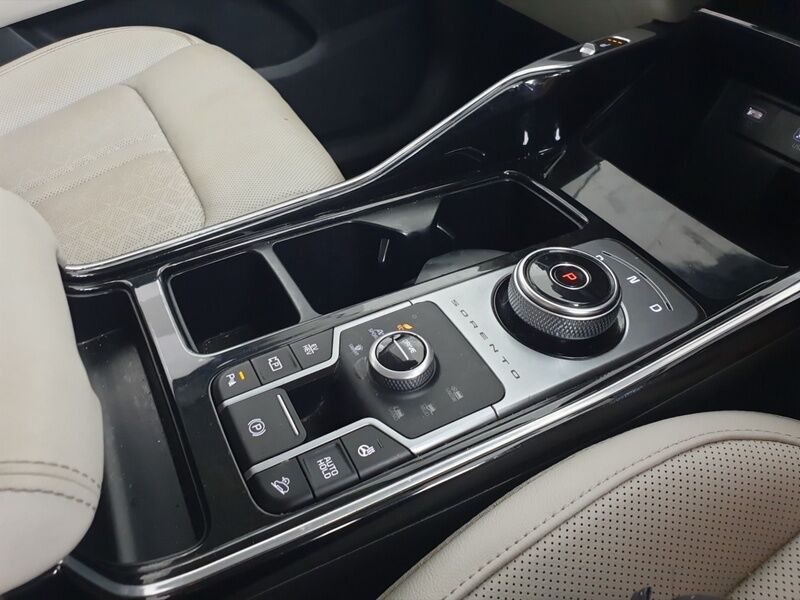 More views of Kia Sorento
