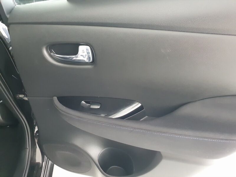 More views of Nissan Leaf