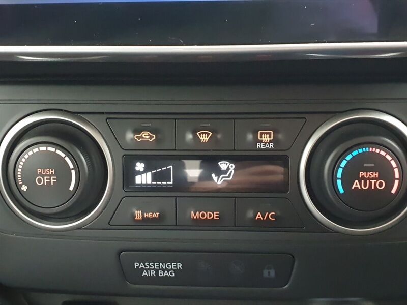 More views of Nissan Leaf